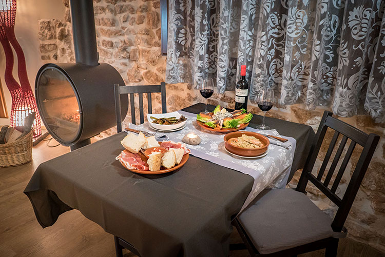 Chimenea y zona de cena en Suite La Plazica